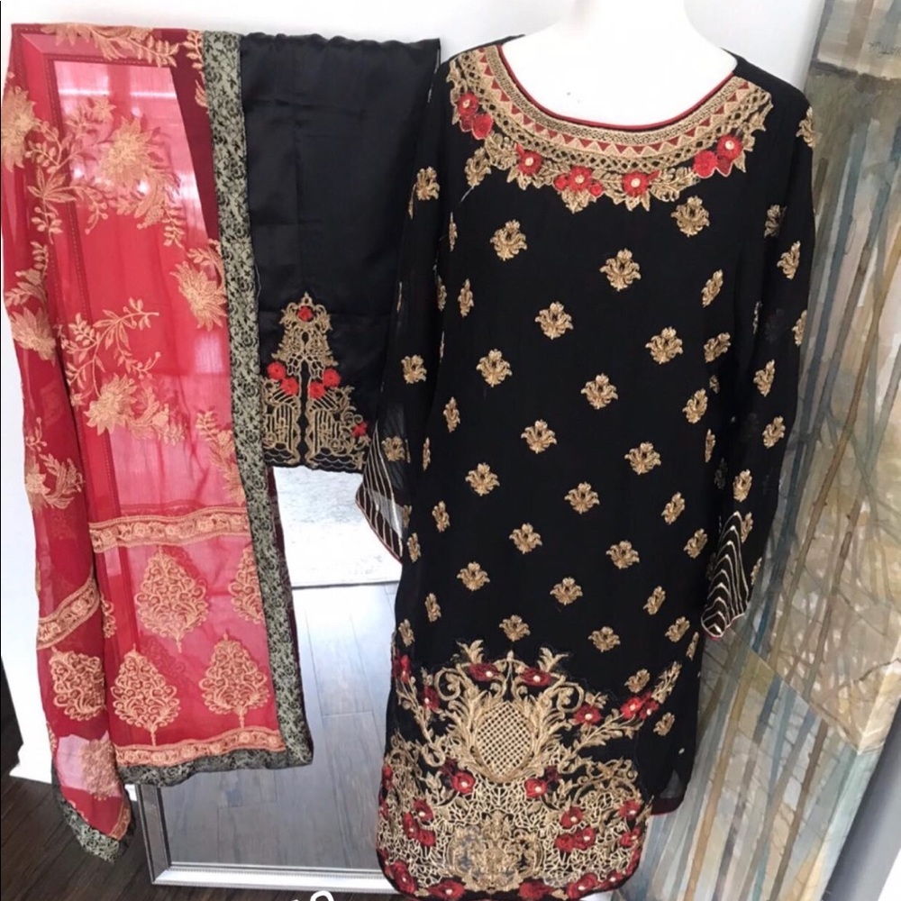 Pakistani shalwar kameez.